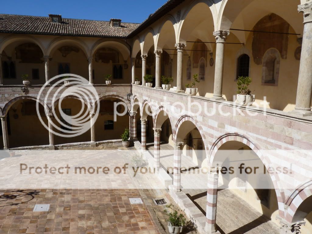 IMAGE: http://i939.photobucket.com/albums/ad231/gopherm/Rome%202010/412.jpg