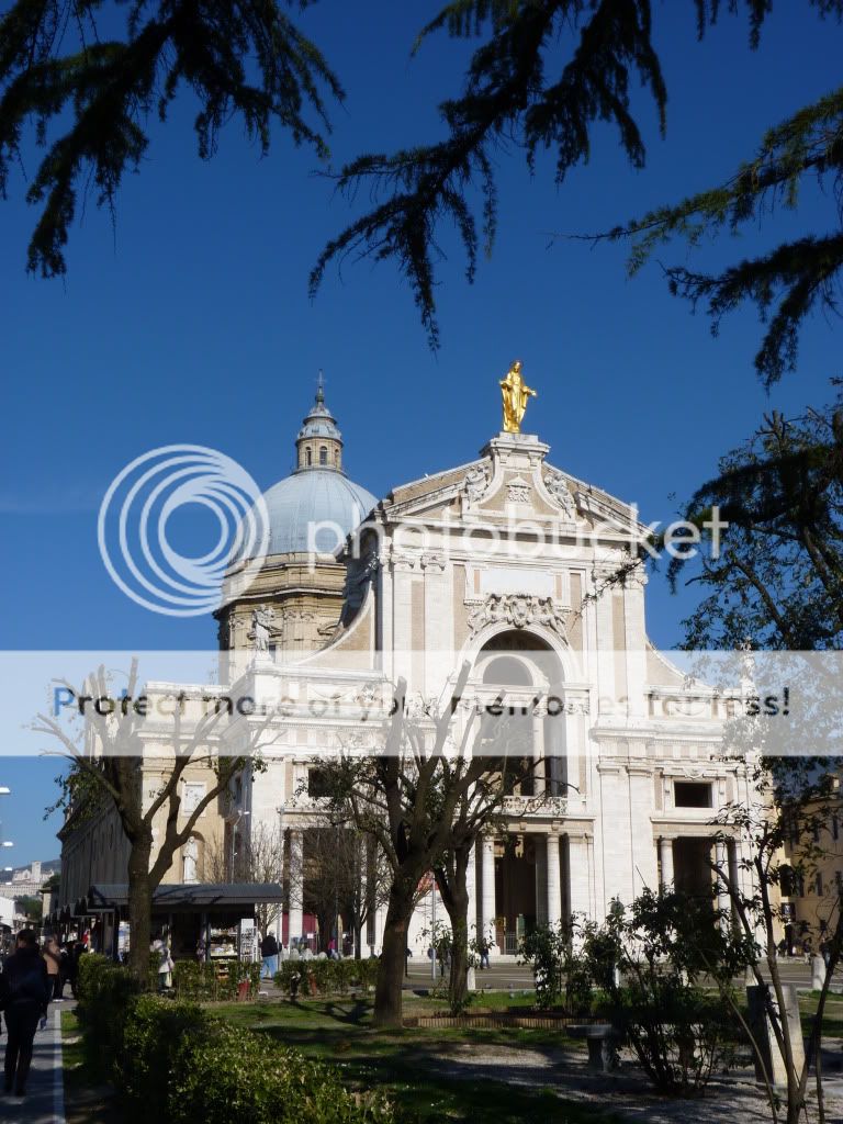 IMAGE: http://i939.photobucket.com/albums/ad231/gopherm/Rome%202010/445.jpg